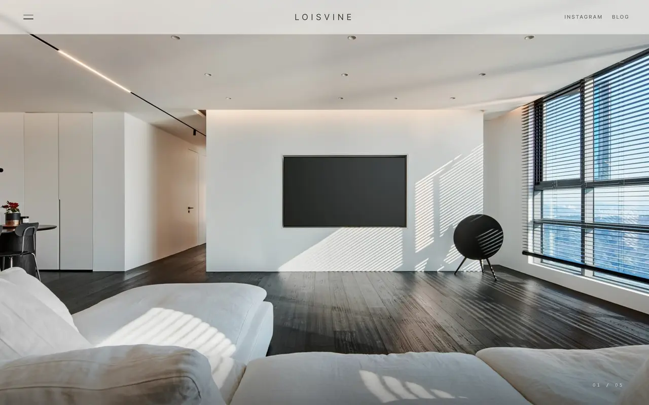 로이스바인(LOISVINE) 기업 웹사이트 홈 — 미니멀 주거 인테리어 풀블리드 사진 히어로 + 중앙 워드마크